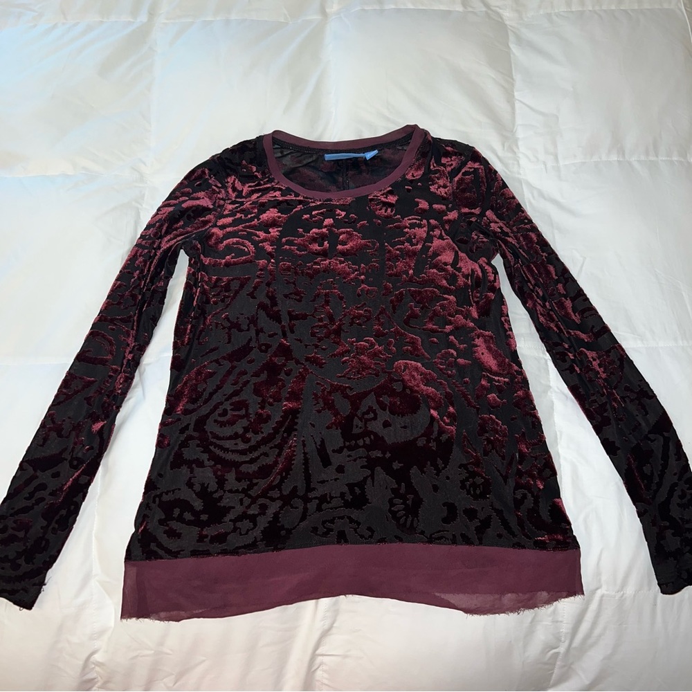 Simply Vera Vera Wang Woman’s velvet and shear top. Size PXS.